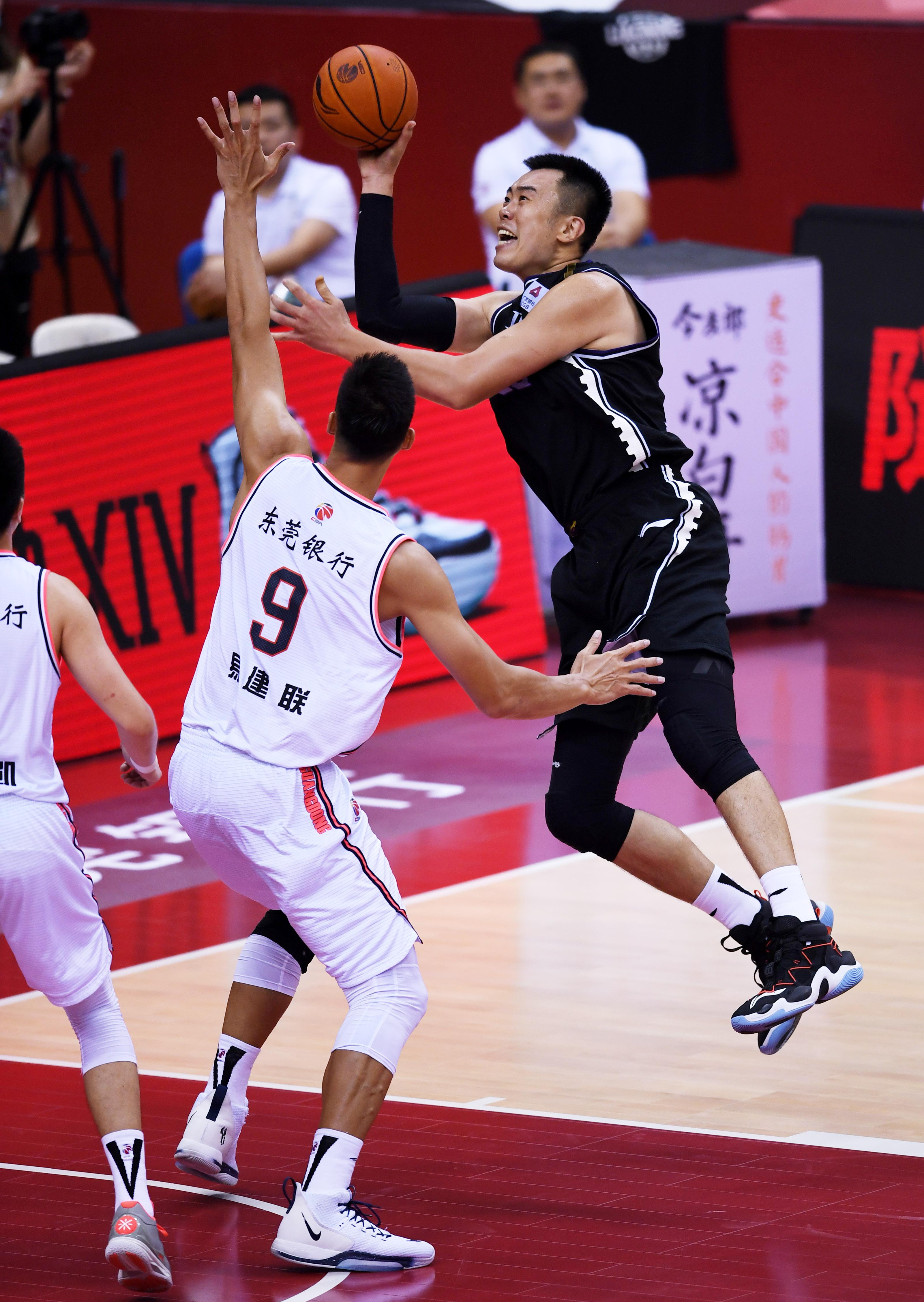 CBA辽宁vs山东视频直播，今晚这场硬仗，咱上哪儿看？怎么聊？